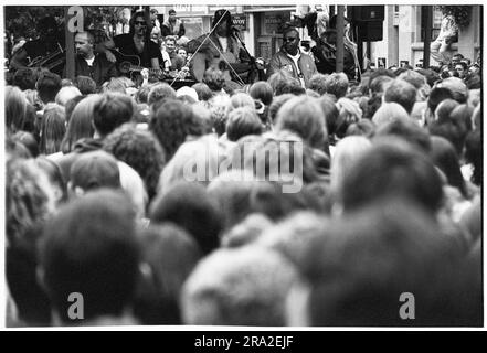 Riesige Menschenmenge wie Bon Jovi, die am 21. Juni 1995 einen kostenlosen Busking-Gig auf der Queen Street, Cardiff, Wales, Großbritannien, spielte. Der Gig war, um den schlecht verkauften Gig am nächsten Tag im Arms Park Stadium zu publik zu machen. Foto: Rob Watkins Stockfoto