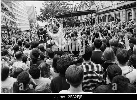 Riesige Menschenmenge wie Bon Jovi, die am 21. Juni 1995 einen kostenlosen Busking-Gig auf der Queen Street, Cardiff, Wales, Großbritannien, spielte. Der Gig war, um den schlecht verkauften Gig am nächsten Tag im Arms Park Stadium zu publik zu machen. Foto: Rob Watkins Stockfoto