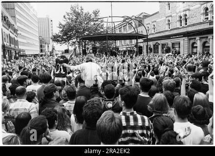 Riesige Menschenmenge wie Bon Jovi, die am 21. Juni 1995 einen kostenlosen Busking-Gig auf der Queen Street, Cardiff, Wales, Großbritannien, spielte. Der Gig war, um den schlecht verkauften Gig am nächsten Tag im Arms Park Stadium zu publik zu machen. Foto: Rob Watkins Stockfoto