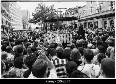 Riesige Menschenmenge wie Bon Jovi, die am 21. Juni 1995 einen kostenlosen Busking-Gig auf der Queen Street, Cardiff, Wales, Großbritannien, spielte. Der Gig war, um den schlecht verkauften Gig am nächsten Tag im Arms Park Stadium zu publik zu machen. Foto: Rob Watkins Stockfoto