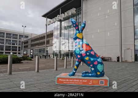 Einige Hasen lieben Sie von Jess Moorhouse vor dem Union Square Shopping Centre. Eine der Kunstwerke auf dem Big Hop Trail Aberdeen Scotland, Juni 2023 Stockfoto