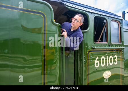 Grantham, Lincolnshire, Großbritannien. 30. Juni 2023 Die weltberühmte Dampfeisenbahn Flying Scotsman in Grantham Station, die im Rahmen der Centenary Celebration von London Kings Cross nach Edinburgh fährt. Fotografiekredit: Matt Limb OBE/Alamy Live News Stockfoto