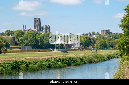 Durham Cathedral, Castle und der Rennbahn-Bandstand vom Weardale Way am Flussufer im County Durham North East England Stockfoto