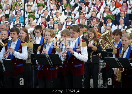 Dobele, Lettland - 27. Mai 2023. Während des XXVII Nationwide Lettischen Song A treten die Musiker der Messingband beim traditionellen Kulturfest aus nächster Nähe auf Stockfoto