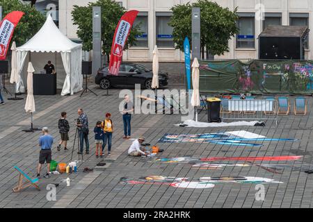 Kaiserslautern, Deutschland. 30. Juni 2023. Einige der Gemälde bekommen den letzten Schliff. Elf internationale Künstler aus 6 Ländern verwandelten den Stiftsplatz (Platz) in dreidimensionale Kunst, wobei das Thema „Digitalisierung und intelligente Stadt“ dieses Jahr stand. 3D Street Art nutzt die Perspektive, um eine optische Illusion des Weltraums zu erzeugen. Die Besucher konnten alle Künstler bei der Arbeit drei Tage lang beobachten. Dies ist der dritte und letzte Tag der Veranstaltung. Kredit: Gustav Zygmund/Alamy News Stockfoto