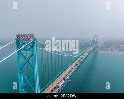 Wildfeuer-Rauch bedeckt Windsor, Ontario, Kanada – die Ambassador Bridge in Detroit, Michigan, USA, aus der Vogelperspektive verursacht gefährliche Luftqualitätsbedingungen Stockfoto