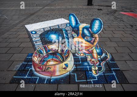 Kaiserslautern, Deutschland. 30. Juni 2023. Fertige 3D-Malerei der Künstlerin Maureen Kolhoff aus den Niederlanden. Elf internationale Künstler aus 6 Ländern verwandelten den Stiftsplatz (Platz) in dreidimensionale Kunst, wobei das Thema „Digitalisierung und intelligente Stadt“ dieses Jahr stand. 3D Street Art nutzt die Perspektive, um eine optische Illusion des Weltraums zu erzeugen. Die Besucher konnten alle Künstler bei der Arbeit drei Tage lang beobachten. Dies ist der dritte und letzte Tag der Veranstaltung. Kredit: Gustav Zygmund/Alamy News Stockfoto