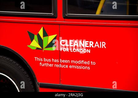 London, England, Vereinigtes Königreich - 14. Juni 2023: Schild an der Außenseite eines roten Londoner Busses, das anzeigt, dass der Bus zur Verringerung der Emissionen modifiziert wurde. Stockfoto