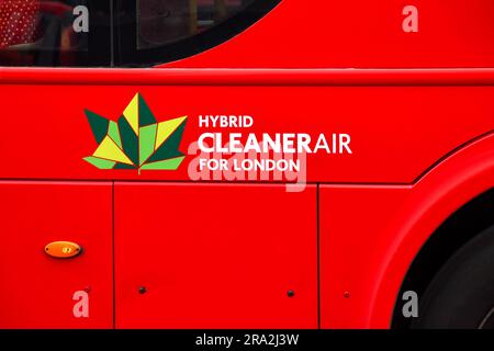 London, England, Vereinigtes Königreich - 14. Juni 2023: Schild an der Außenseite eines roten Londoner Hybrid-Busses, der mit Elektro- und Dieselkraftstoff betrieben wird, um die Emissionen zu verringern. Stockfoto