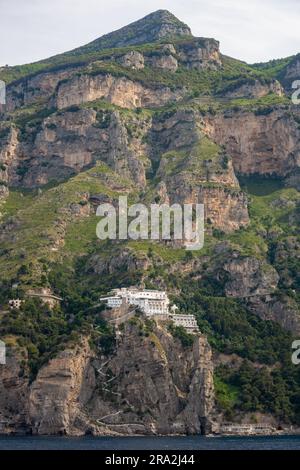 Offshore-Ansicht der Amalfiküste in der Nähe von Amalfi-Stadt, Salerno, Campanis, Italien Stockfoto