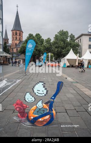 Kaiserslautern, Deutschland. 30. Juni 2023. Ich habe 3D Gemälde von Abraham Burciaga fertig gestellt. Elf internationale Künstler aus 6 Ländern verwandelten den Stiftsplatz (Platz) in dreidimensionale Kunst, wobei das Thema „Digitalisierung und intelligente Stadt“ dieses Jahr stand. 3D Street Art nutzt die Perspektive, um eine optische Illusion des Weltraums zu erzeugen. Die Besucher konnten alle Künstler bei der Arbeit drei Tage lang beobachten. Dies ist der dritte und letzte Tag der Veranstaltung. Kredit: Gustav Zygmund/Alamy News Stockfoto