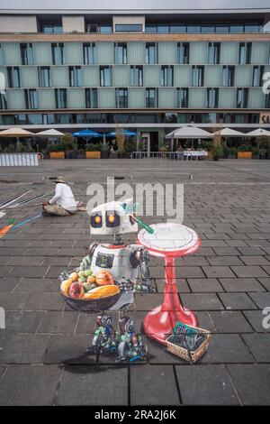 Kaiserslautern, Deutschland. 30. Juni 2023. Fertige 3D-Malerei der indischen Künstlerin Jincy Babu. Elf internationale Künstler aus 6 Ländern verwandelten den Stiftsplatz (Platz) in dreidimensionale Kunst, wobei das Thema „Digitalisierung und intelligente Stadt“ dieses Jahr stand. 3D Street Art nutzt die Perspektive, um eine optische Illusion des Weltraums zu erzeugen. Die Besucher konnten alle Künstler bei der Arbeit drei Tage lang beobachten. Dies ist der dritte und letzte Tag der Veranstaltung. Kredit: Gustav Zygmund/Alamy News Stockfoto