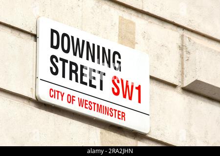 London, England, Vereinigtes Königreich - 28. Juni 2023: Schild an der Wand eines Gebäudes am Eingang der Dowing Street in Whitehall im Zentrum von London. Stockfoto