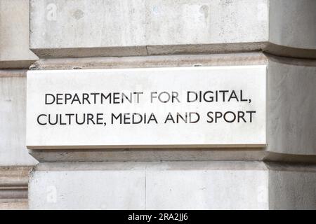 London, England, Vereinigtes Königreich - 28. Juni 2023: Auswärtige Unterschrift des Ministeriums für Digitalisierung, Kultur, Medien und Sport in Whitehall Stockfoto