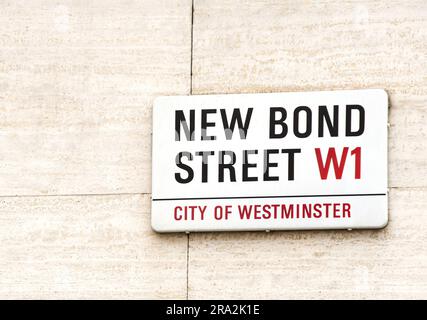 London, England, Vereinigtes Königreich - 28. Juni 2023: Schild an einer Wand am Anfang der New Bond Street, Londons Einkaufszentrum für Luxus- und Designerwaren Stockfoto