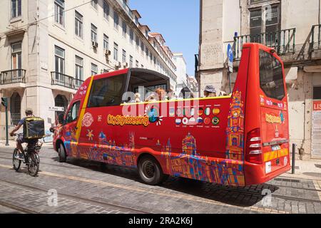 Portugal, Lissabon, Hop-on-Hop-off-Tour im Doppeldeckerbus mit offenem Oberdeck Stockfoto