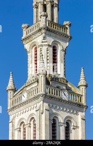 Frankreich, Meurthe et Moselle, Saintois Region, Sion Vaudemont Hill, Saxon Sion, Die Basilika Notre Dame de Sion, der hohe Ort der Hingabe an die Jungfrau Maria des Herzogtums von Lothringen, der Glockenturm, der zwischen 1858 und 1869 von den Architekten Francois Lamorre und dann Leon Vautrin erbaut wurde Stockfoto