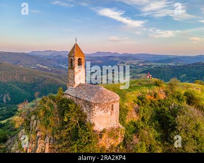 Frankreich, Puy de Dome, Saurier, Brionnet Chapel, Notre-Dame du Mont-Carmel, Auf dem Pic de Brionnet, dem Berg Sancy, Monts Dore im Hintergrund, Regional Natural Park der Vulkane der Auvergne, Parc Naturel Régional des Volcans d'Auvergne (Luftaufnahme) Stockfoto