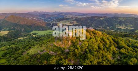 Frankreich, Puy de Dome, Saurier, Brionnet Chapel, Notre-Dame du Mont-Carmel, Auf dem Pic de Brionnet, dem Berg Sancy, Monts Dore im Hintergrund, Regional Natural Park der Vulkane der Auvergne, Parc Naturel Régional des Volcans d'Auvergne (Luftaufnahme) Stockfoto