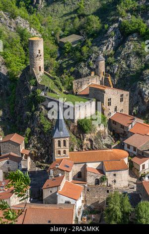 Frankreich, Puy de Dome, Saint Floret, Bühne auf der Route von Compostela an der Via Arverna, Sicht auf das Dorf und den runden Turm der befestigten Burg Stockfoto