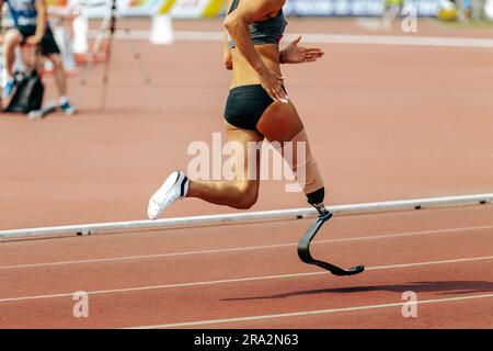 Para-Sportlerin auf Beinprothesen-Laufstadion, Sommer-Para-Athletik-Meisterschaften Stockfoto