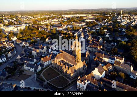 Frankreich, Finistere, Halt auf dem Weg nach St. James, St. Thegonaq, Pfarrhaus, Kirche (Luftaufnahme) Stockfoto