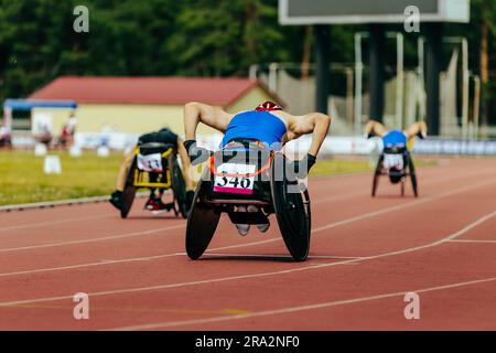 Gruppensportler im Stadion für Rollstuhlrennen, bei der Para-Athletik-Meisterschaft, bei Sommersportspielen Stockfoto