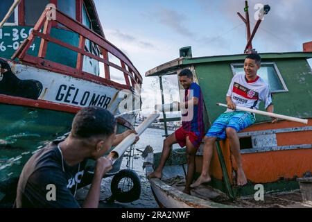 Brasilien, Nordeste, Recife, das Dorf Teimosa, junge Jungs, die mit ihren selbst gebauten Wasserkanonen spielen Stockfoto