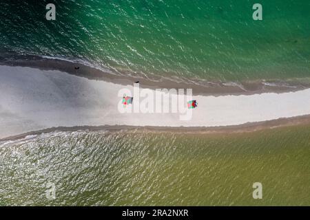 Brasilien, Nordeste, Pernambuco, Coroa do Avião Island, Luftaufnahme von zwei Sonnenschirmen am Strand Stockfoto