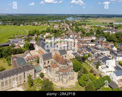 Frankreich, Loiret, Loiretal, UNESCO-Weltkulturerbe, Saint Benoit sur Loire, Saint Benoit sur Loire Benediktinerabtei oder Fleury Abtei (Luftaufnahme) Stockfoto