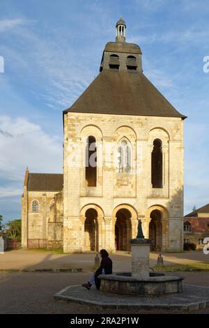 Frankreich, Loiret, Loiretal, das von der UNESCO zum Weltkulturerbe erklärt wurde, Saint Benoit sur Loire, Saint Benoit sur Loire Benediktinerabtei oder Fleury Abtei, der Verandaturm Stockfoto