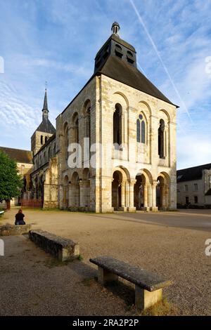 Frankreich, Loiret, Loiretal, das von der UNESCO zum Weltkulturerbe erklärt wurde, Saint Benoit sur Loire, Saint Benoit sur Loire Benediktinerabtei oder Fleury Abtei, der Verandaturm Stockfoto