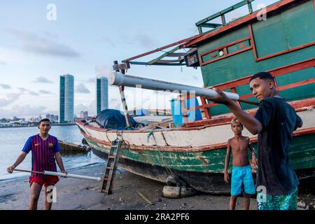 Brasilien, Nordeste, Recife, das Dorf Teimosa, junge Jungs, die mit ihren selbst gebauten Wasserkanonen spielen Stockfoto