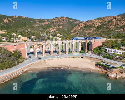 Frankreich, Var, Saint-Raphaël, ein Regionalzug überquert das Viadukt Calanque d'Anthéor über der Küstenstraße Corniche d'Or oder Corniche de l'Estérel (Luftaufnahme) Stockfoto