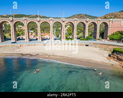 Frankreich, Var, Saint-Raphaël, Viadukt der Calanque d'Anthéor an der Küstenstraße Corniche d'Or oder Corniche de l'Estérel (Luftaufnahme) Stockfoto