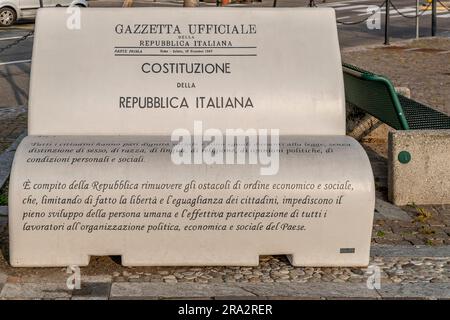 Eine besondere Bank zur Feier der italienischen Verfassung im historischen Zentrum von Porto Ceresio, Italien Stockfoto