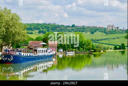 Frankreich, Côte d'Or, Chateauneuf en Auxois, gilt als eines der schönsten Dörfer Frankreichs, der Burgund-Kanal von Vandenesse en Auxois, eine befestigte Burg aus dem 12. Jahrhundert Stockfoto