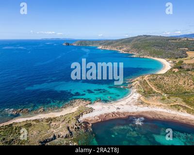 Frankreich, Var, Halbinsel Saint-Tropez, La Croix-Valmer, Isthmus der Halbinsel Cap Taillat, Briande Beach und Cap Lardier im Hintergrund (Luftaufnahme) Stockfoto