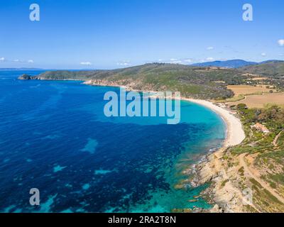 Frankreich, Var, Halbinsel Saint-Tropez, La Croix-Valmer, Briande Beach und Cap Lardier im Hintergrund (Luftaufnahme) Stockfoto