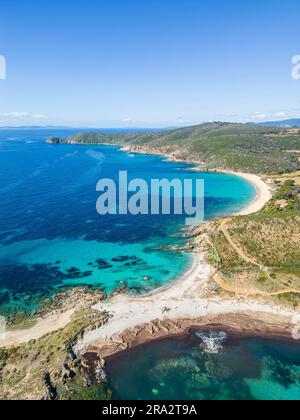 Frankreich, Var, Halbinsel Saint-Tropez, La Croix-Valmer, Isthmus der Halbinsel Cap Taillat, Briande Beach und Cap Lardier im Hintergrund (Luftaufnahme) Stockfoto