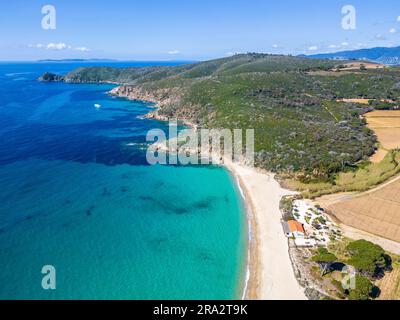 Frankreich, Var, Halbinsel Saint-Tropez, La Croix-Valmer, Briande Beach und Cap Lardier im Hintergrund (Luftaufnahme) Stockfoto