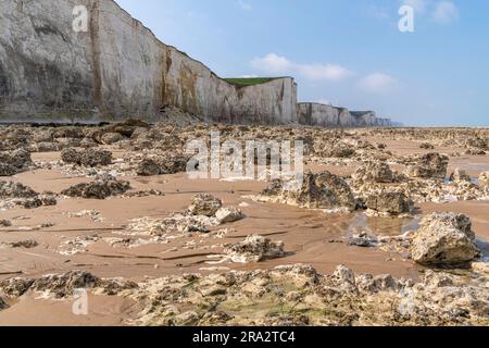 Frankreich, Somme, Baie de Somme, Ault, die Ebene unten an den Klippen von Ault, eine mondähnliche Kulisse aus Kalkstein und Feuerstein, die vom Meer gefressen wurde Stockfoto