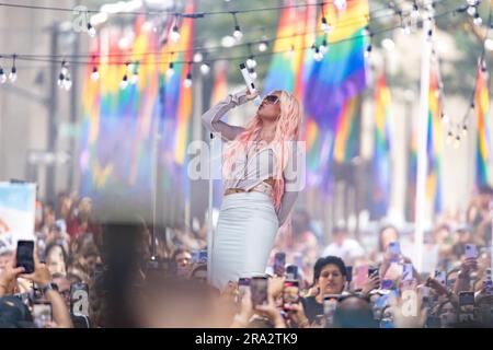 Karol G tritt am 30. Juni 2023 in New York City bei NBC's „Today“ auf der Rockefeller Plaza auf. Kredit: Brasilien Photo Press/Alamy Live News Stockfoto