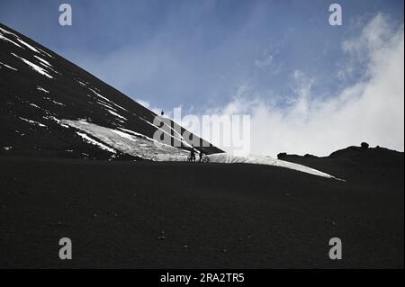 Landschaft mit malerischem Blick auf Trekker auf dem Weg von La Montagnola auf der südöstlichen Seite des Ätna in Sizilien, Italien. Stockfoto