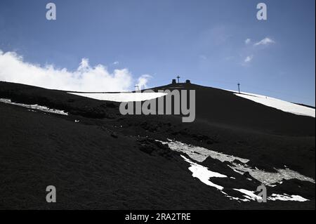 Landschaft mit malerischem Blick auf Trekker auf dem Weg von La Montagnola auf der südöstlichen Seite des Ätna in Sizilien, Italien. Stockfoto