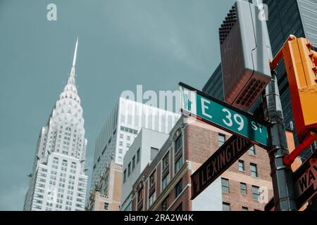 Detail eines Schilds auf der East 39. Street, an der Kreuzung mit Lexington Avenue, in Midtown Manhattan, in New York, USA, mit den berühmten Chrys Stockfoto