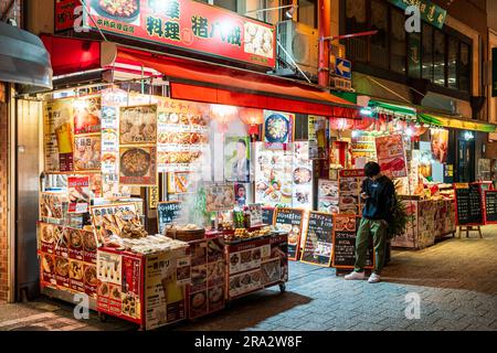 Zwei chinesische Imbissstände auf der Straße in Nankinmachi, Chinatowm, Kobe bei Nacht. Beide verkaufen gedämpfte Teigtaschen und Brötchen. Dampf aus der Bambusschale Stockfoto