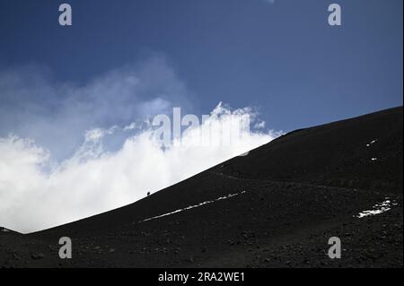 Landschaft mit malerischem Blick auf Trekker auf dem Weg von La Montagnola auf der südöstlichen Seite des Ätna in Sizilien, Italien. Stockfoto