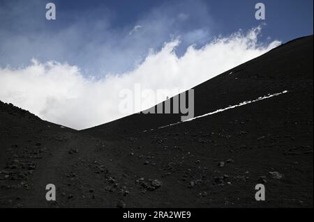 Landschaft mit malerischem Blick auf Trekker auf dem Weg von La Montagnola auf der südöstlichen Seite des Ätna in Sizilien, Italien. Stockfoto