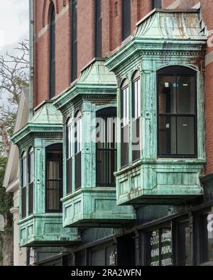 Verkupferte Erkerfenster in einem Gebäude auf der Main Street in Gloucester, MA. Stockfoto